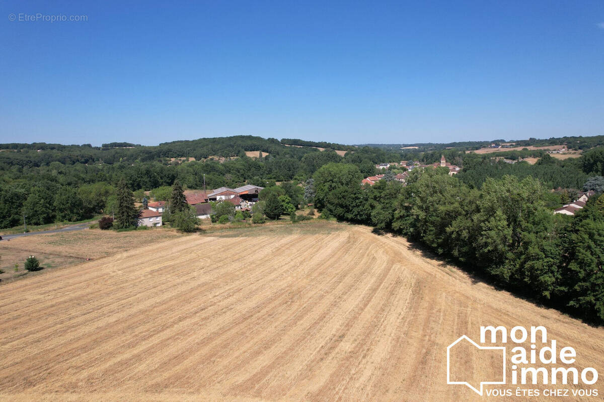 Terrain à CORGNAC-SUR-L'ISLE