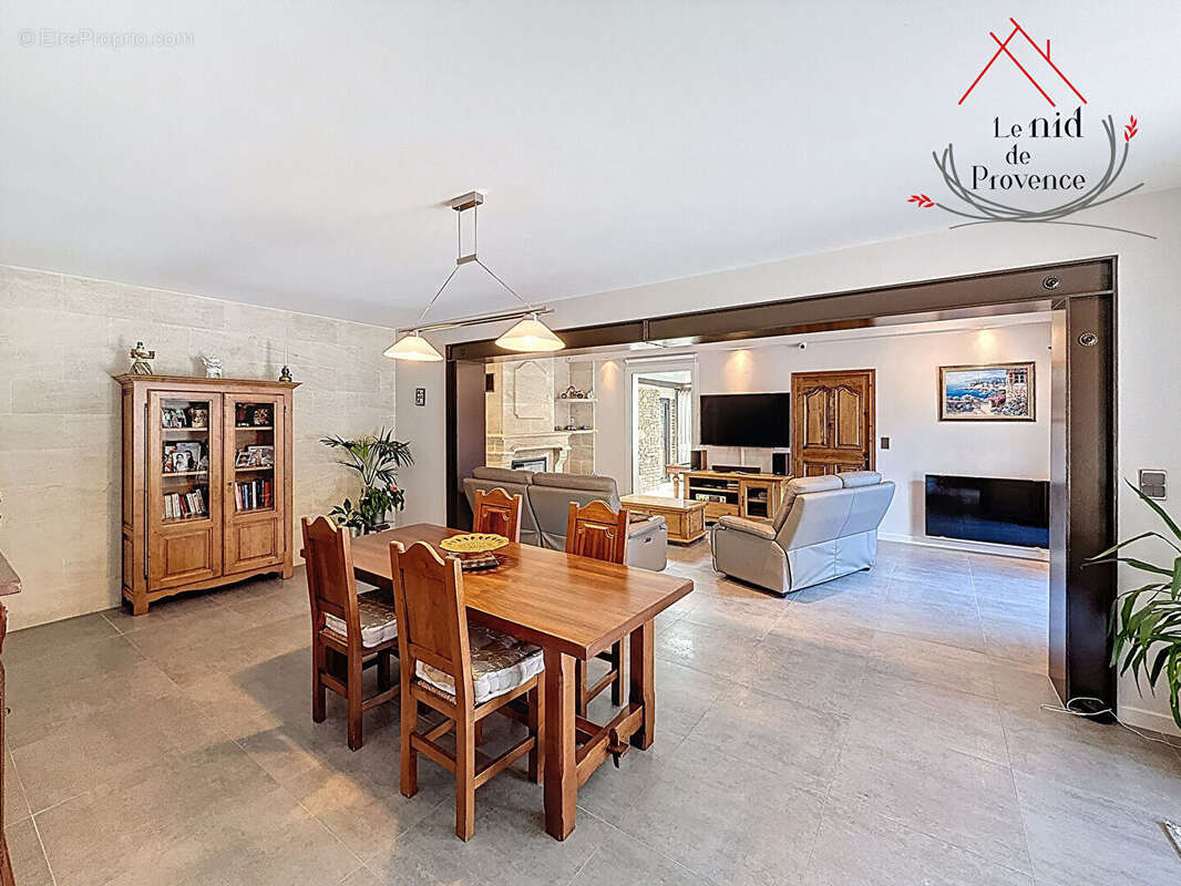 Maison à LA ROQUE-SUR-PERNES