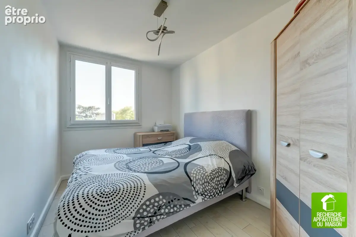 T4 rénové 71 m2 - Mermoz - La Plaine Santy - photo 10