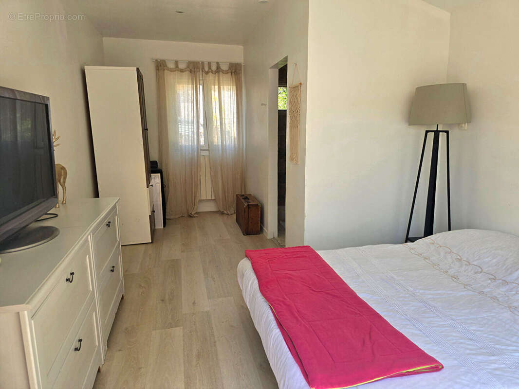 LA BOUILLADISSE - Villa T5/6 de 145m² s/ 1297m² de jardin - photo 10