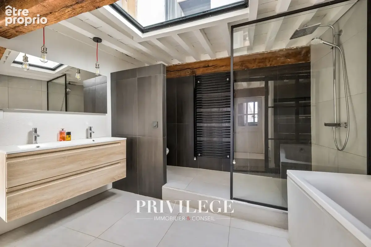 Saint Cyr au Mont d'Or proche village- Maison de village pleine de charme  rénovée d'environ 180 m2 - au calme - photo 15