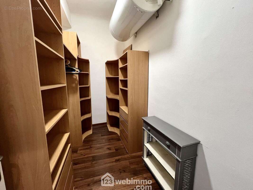 ...et l'une d'elles possède un dressing indépendant - Appartement à SAN-MARTINO-DI-LOTA