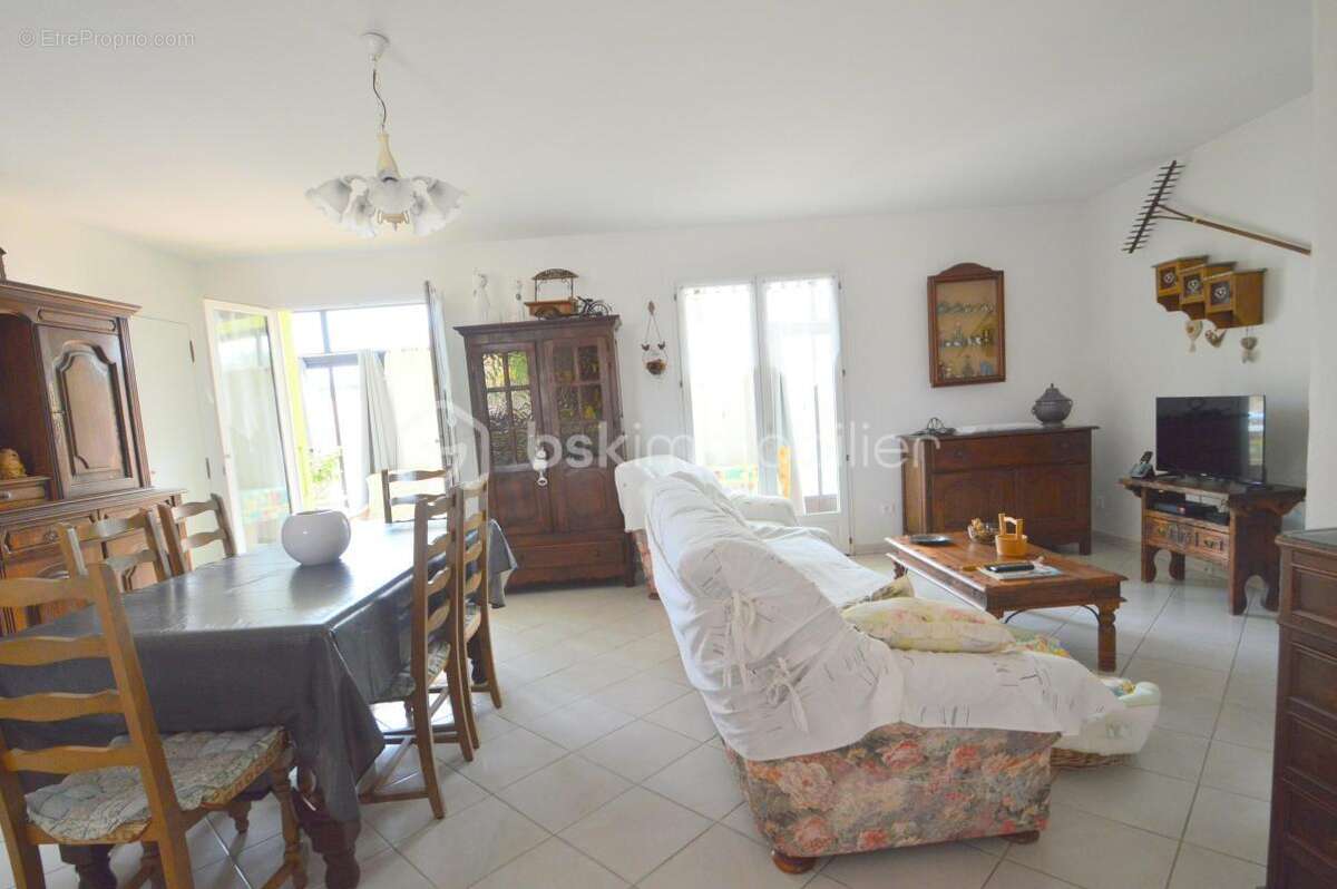 Maison à SAINT-LAURENT-DE-LA-SALANQUE