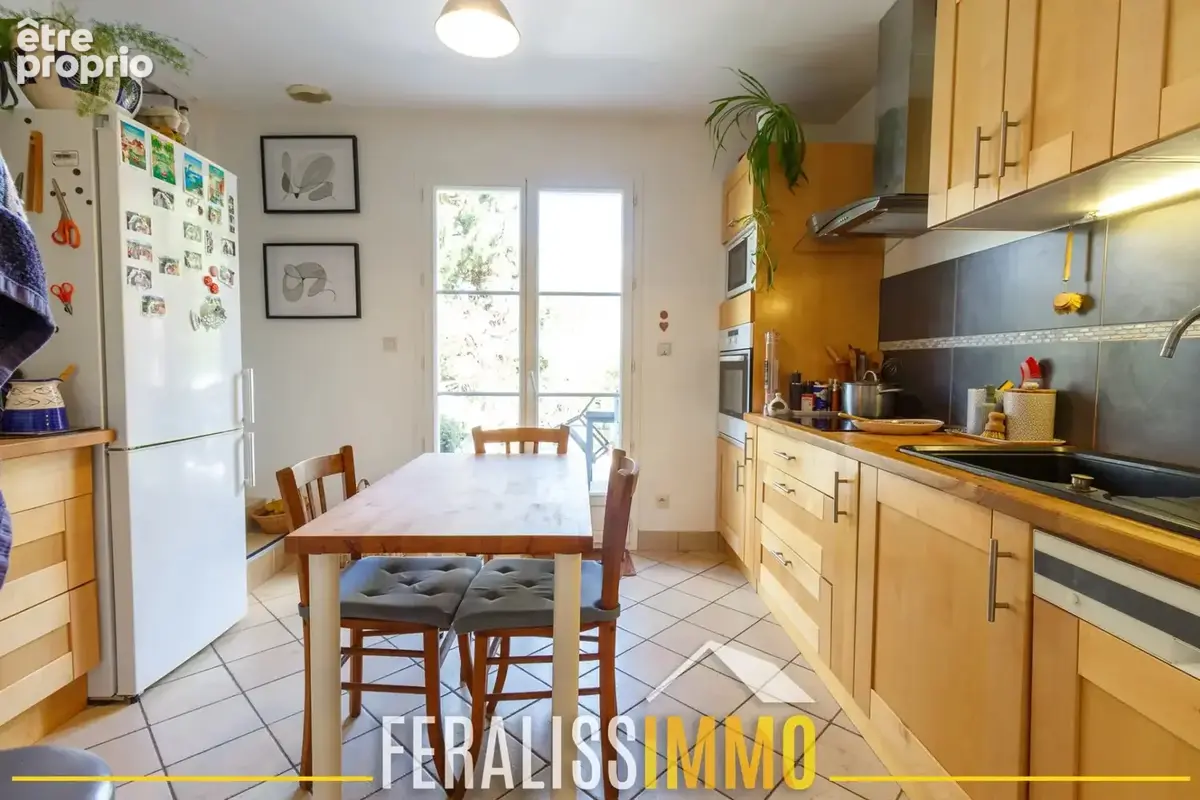 Dans un écrin de verdure, maison familiale édifiée sur sous- - photo 8
