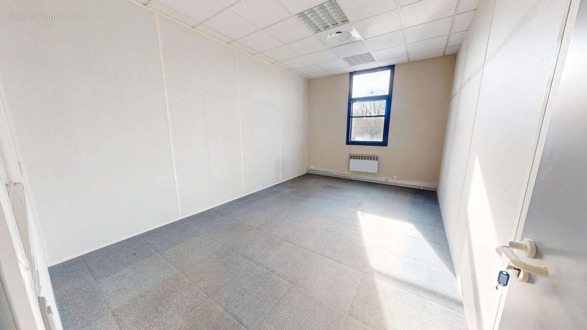 Photo 6 - Commerce à SAINT-QUENTIN-FALLAVIER