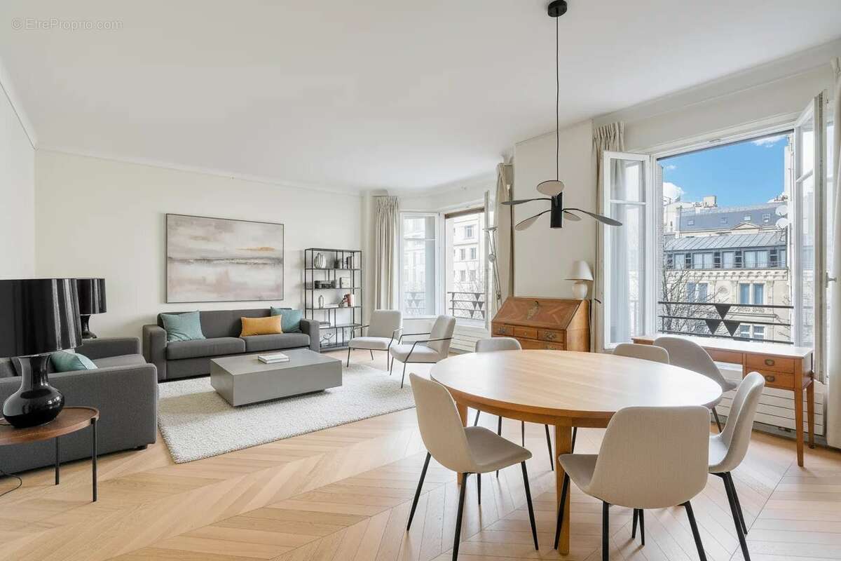 Appartement à PARIS-8E