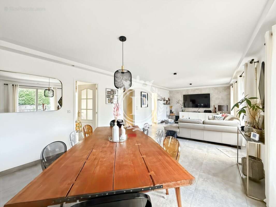 Maison à CHENNEVIERES-SUR-MARNE