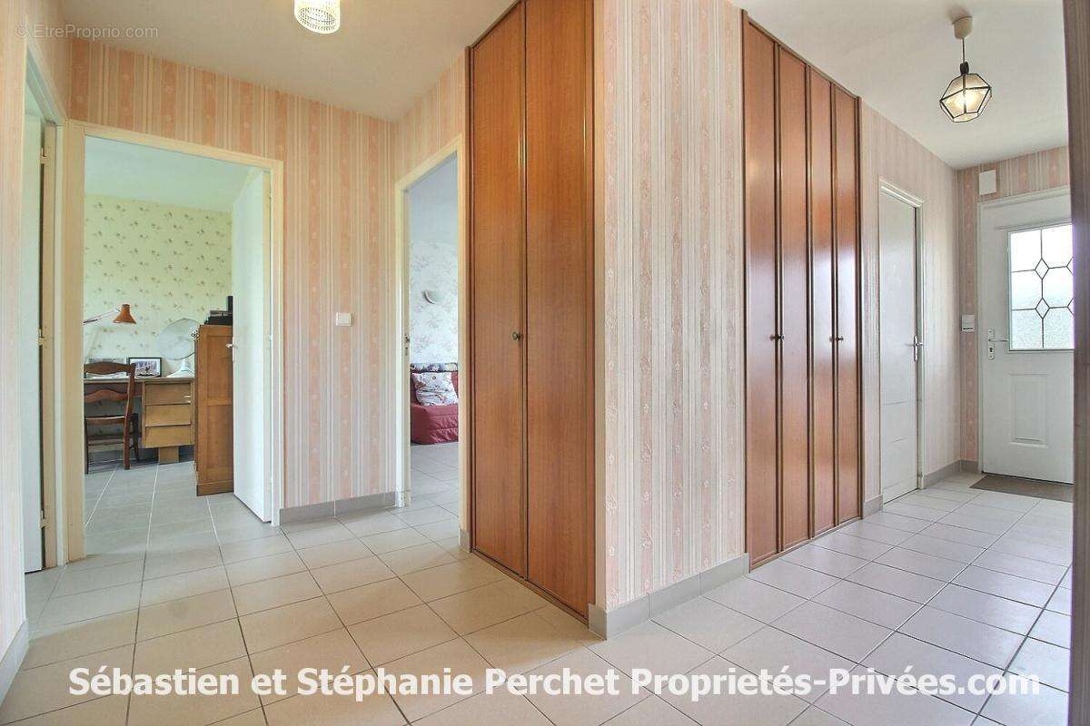 Maison de plain-pied 2006 - 3 chambres - grenier aménageable- Terrain clos et arboré de 1013 m2 - Garage 32 m² - photo 12