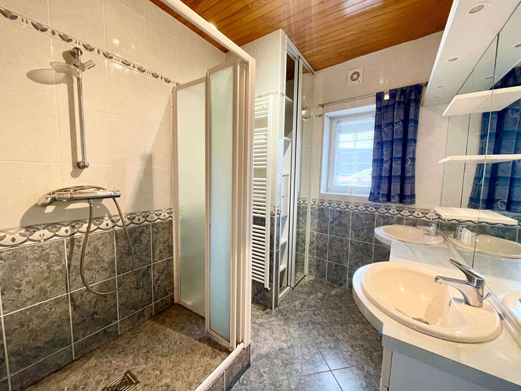 Ferme en pierre rénovée avec 3 chambres, possibilité 4ème chambre, terrain arboré et rénovation énergétique à 20 min de Roanne. - photo 7