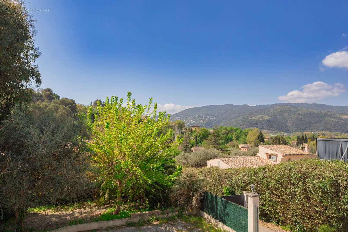 Maison à LA ROQUETTE-SUR-SIAGNE