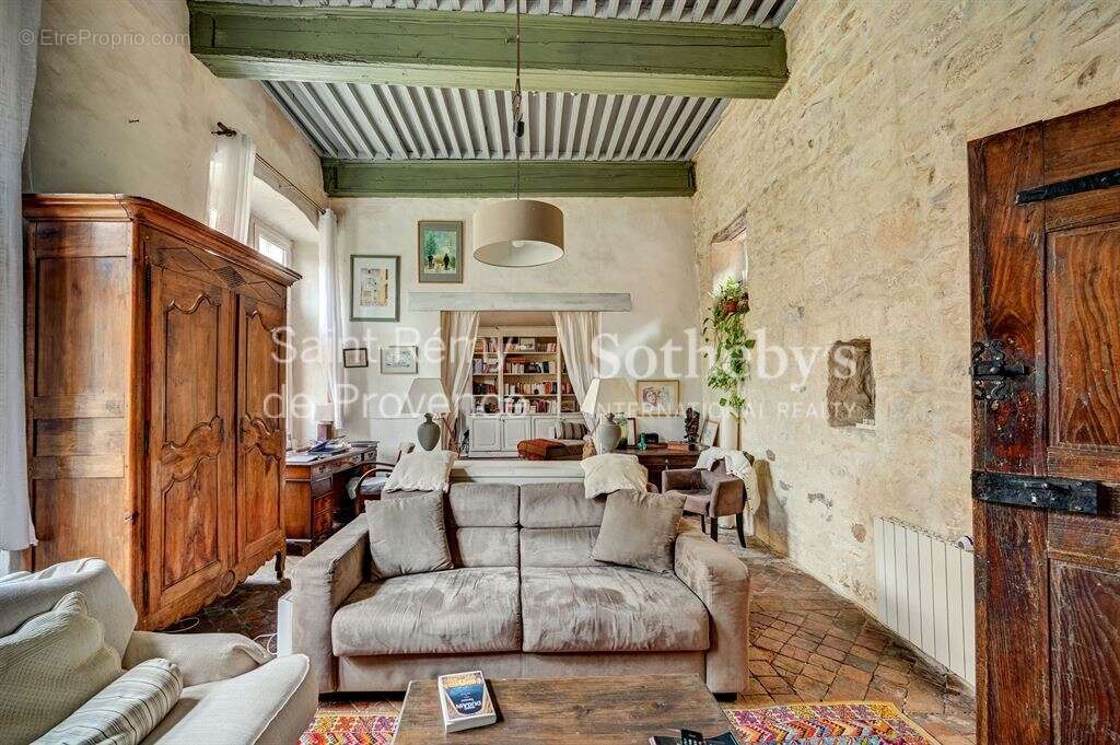 Situé proche d'Avignon, Arles et Saint Rémy de Provence, superbe Hotel particulier du XVème siècle - photo 8