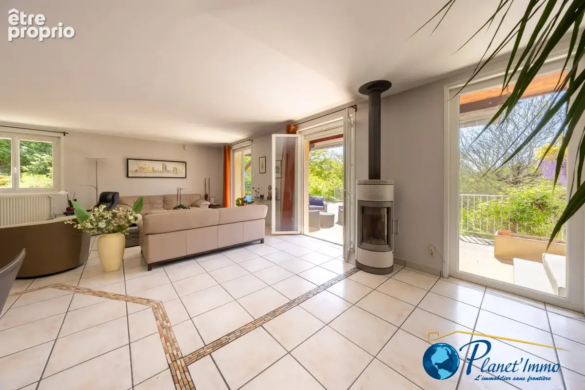 Maison individuelle de 233 m2 habitables avec terrain de 2100m2 arboré avec Piscine. - photo 3