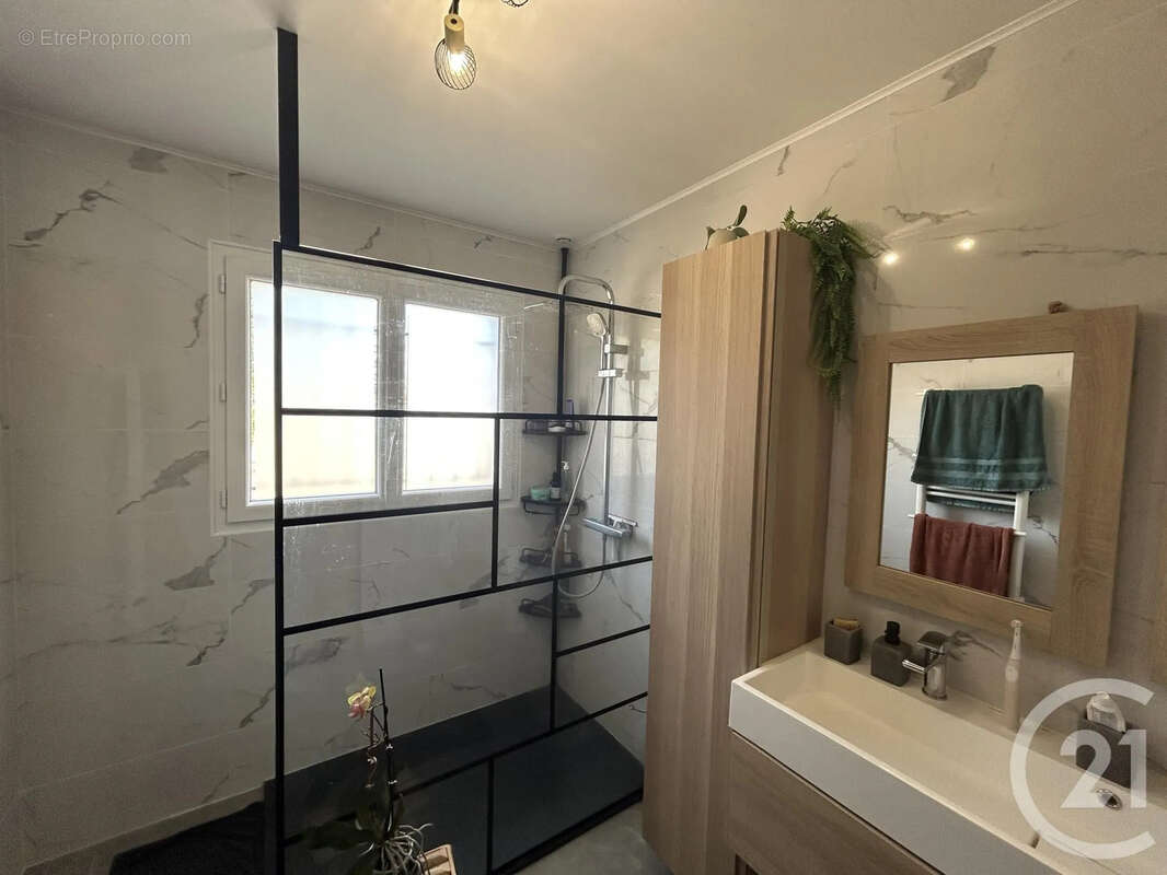 Maison 205 m² à Les Eglisottes-Et-Chalaures  - photo 5