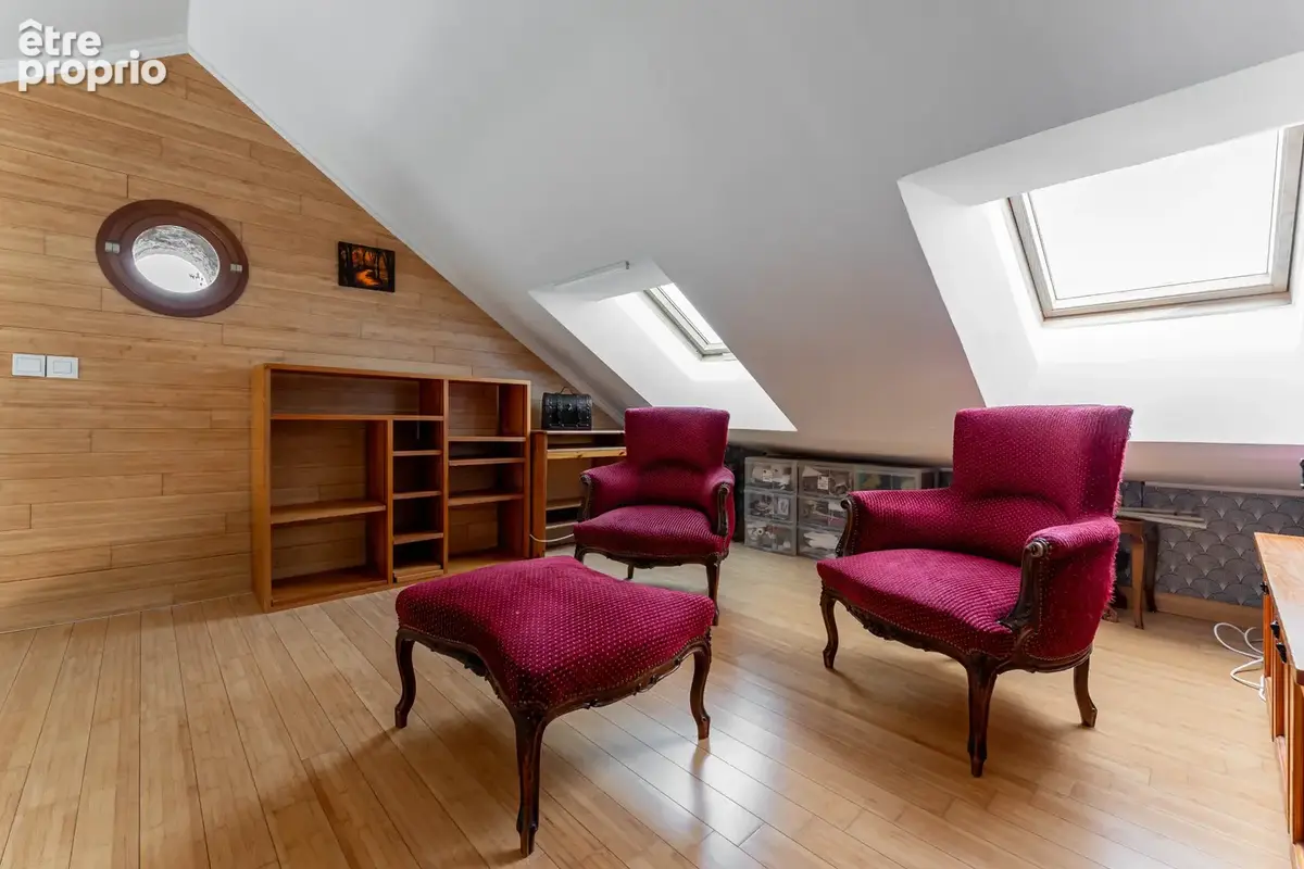 Maison familiale de 109m2 sur terrain plat de 1260m2 avec piscine et dépendance. - photo 12