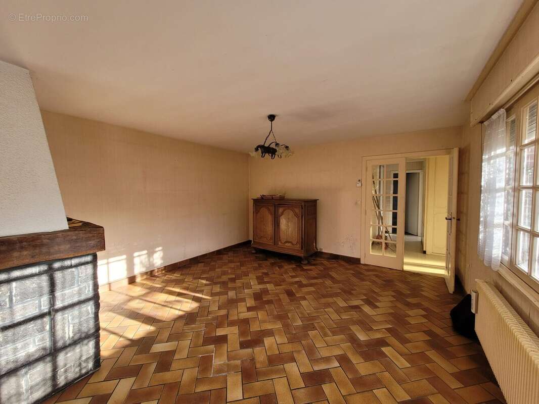 Maison à AVESNES-SUR-HELPE