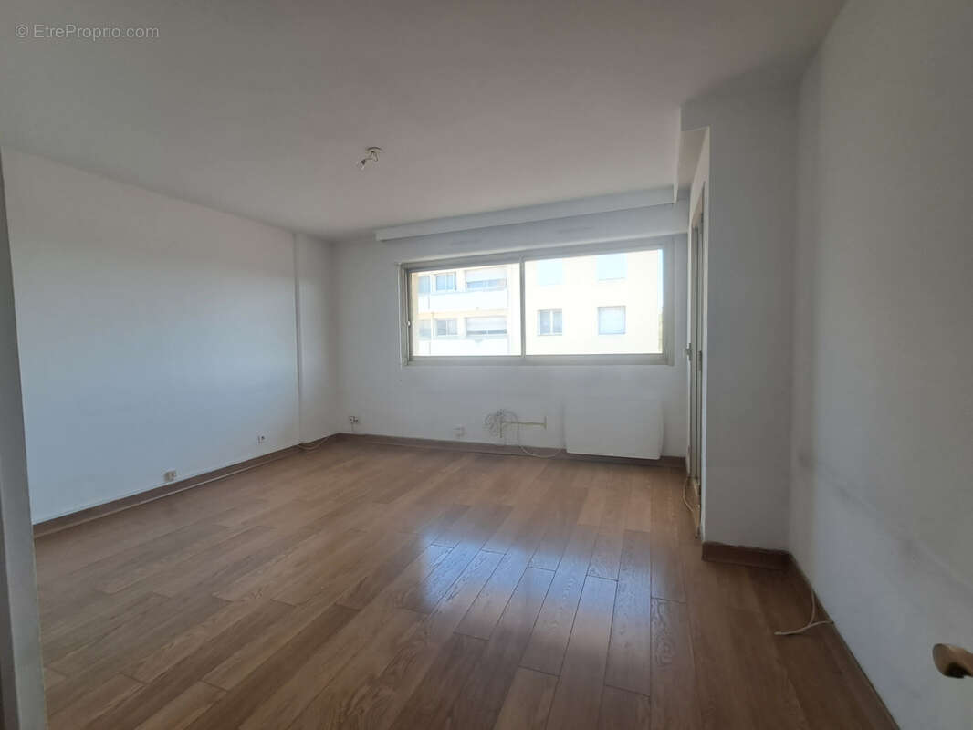 T3 lumineux de 66m2 avec balcon et loggia à Vendre à Salon-de-Provence à deux pas du Centre Ville - photo 5