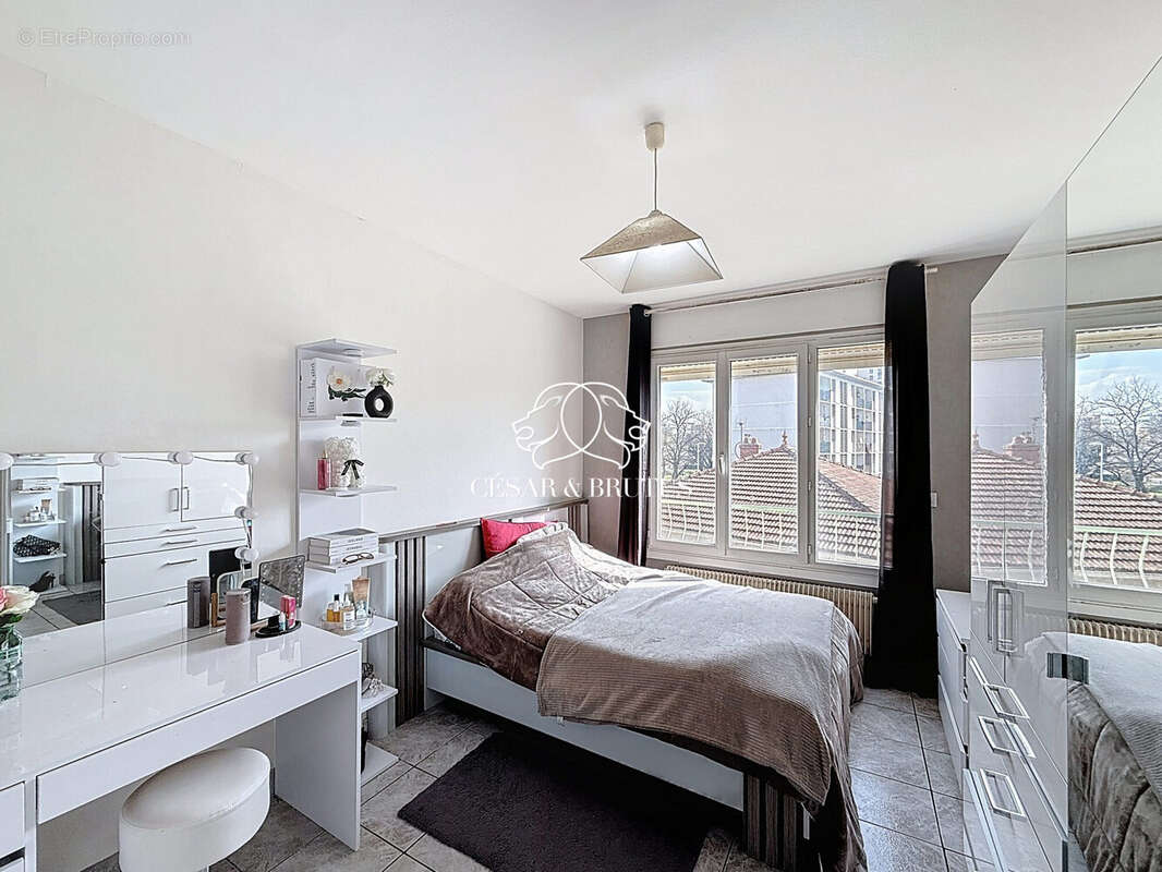 Appartement 74 m² à Venissieux  - photo 6
