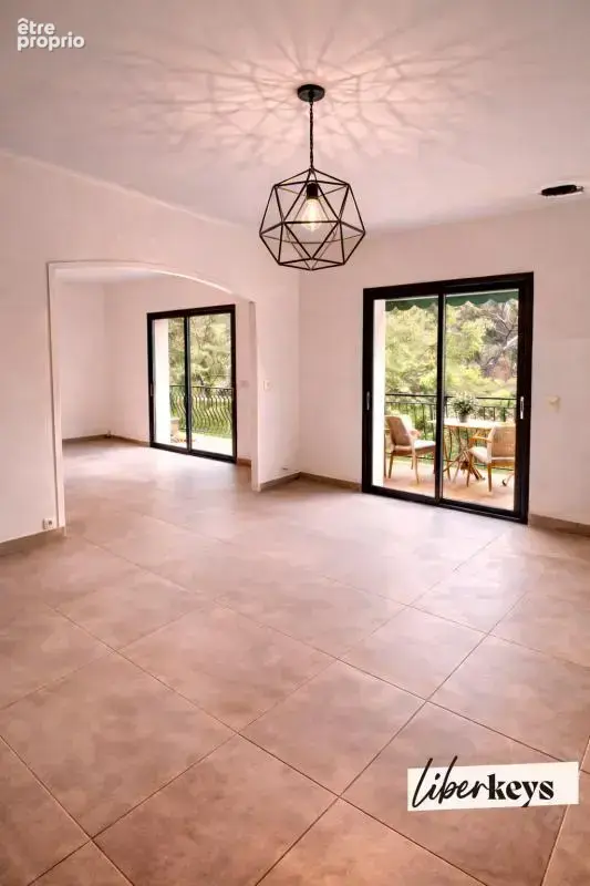 Villa provençale 230 m²  10 pièces  5 chambres  Terrain 1 900 m²  Écrin de verdure  Roquebrune-Cap-Martin - photo 8
