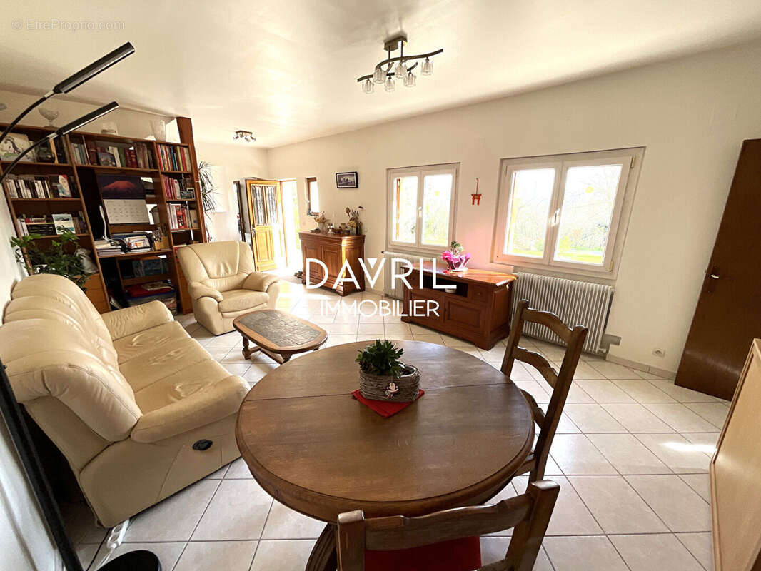 Maison à CHANTELOUP-LES-VIGNES