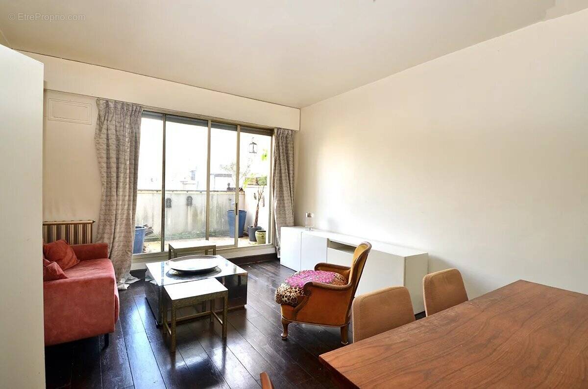 Appartement à PARIS-16E