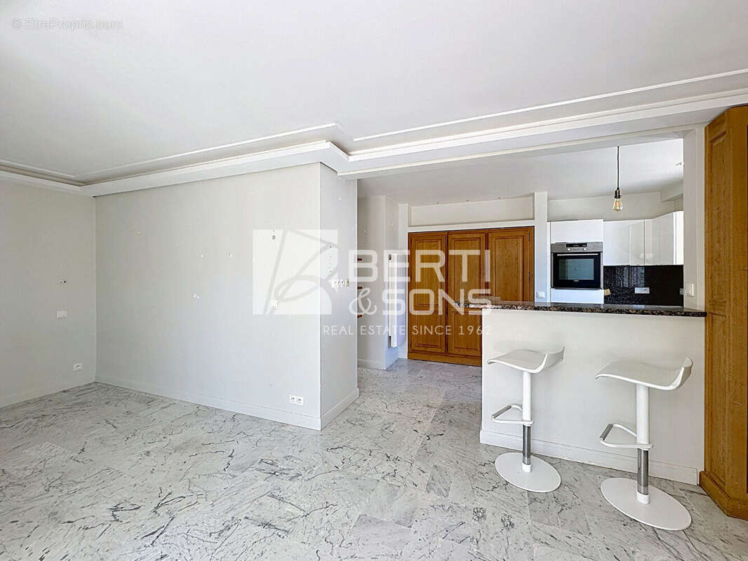 Exclusivité - mandelieu front de mer  - studio alcove transformable en 2 pieces - vue mer - garage et cave ! - photo 7