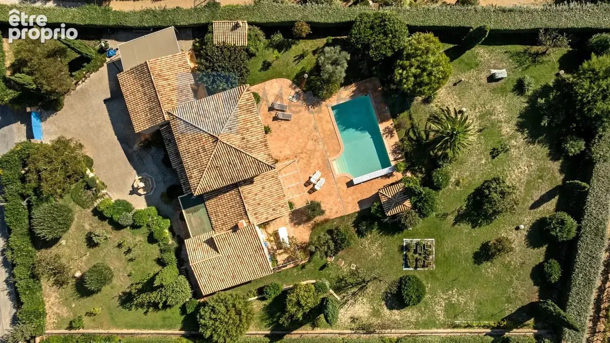 Splendide propriété provençale avec vue panoramique sur le Massif des Maures, sur un terrain plat de 3 000 m² - photo 3