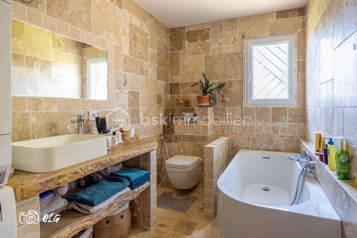 Maison T6 de 142 m² + Maison T3 de 60 m² sur 1730 m² de terrain avec piscine et dépendances - photo 12