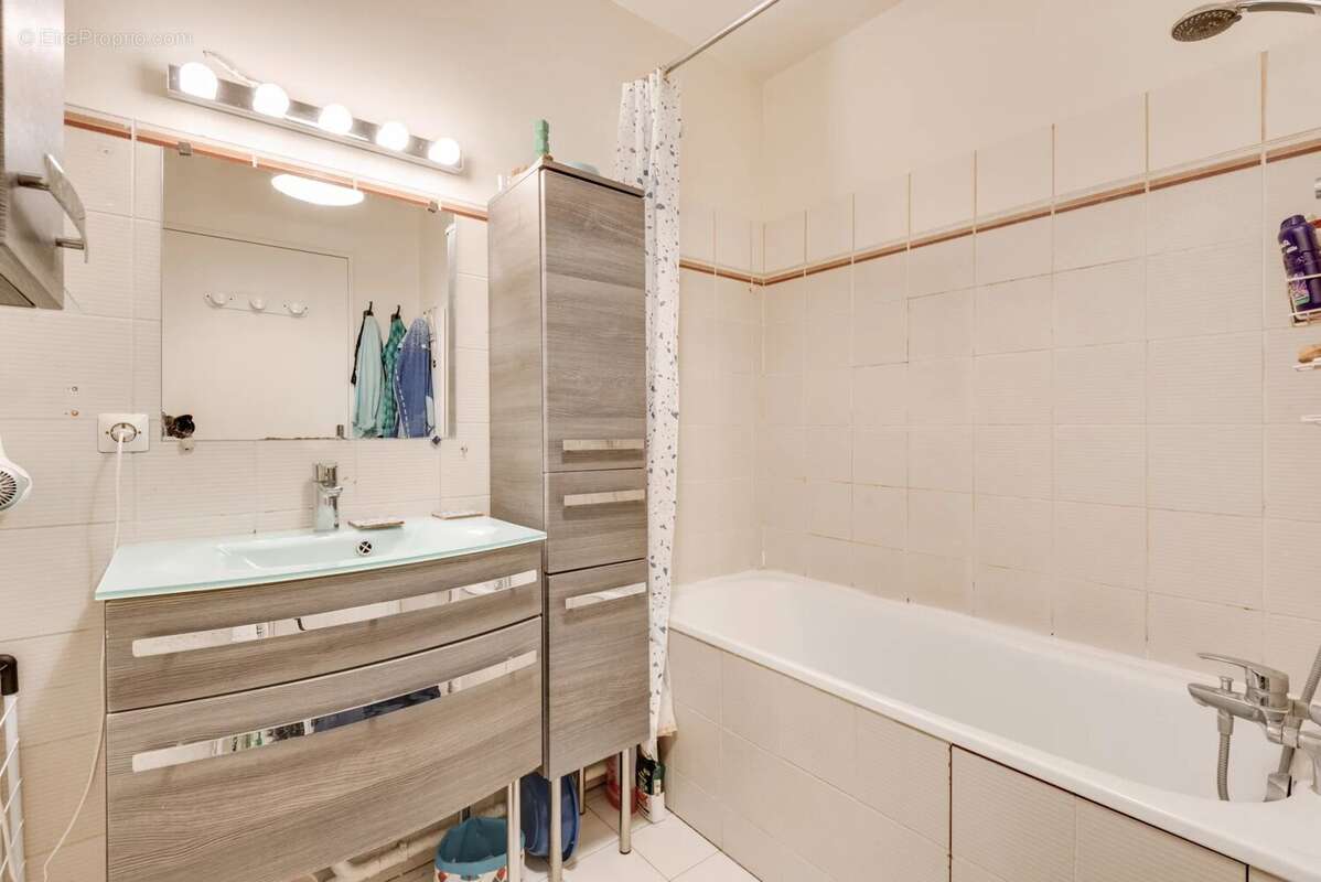 Appartement à COURBEVOIE