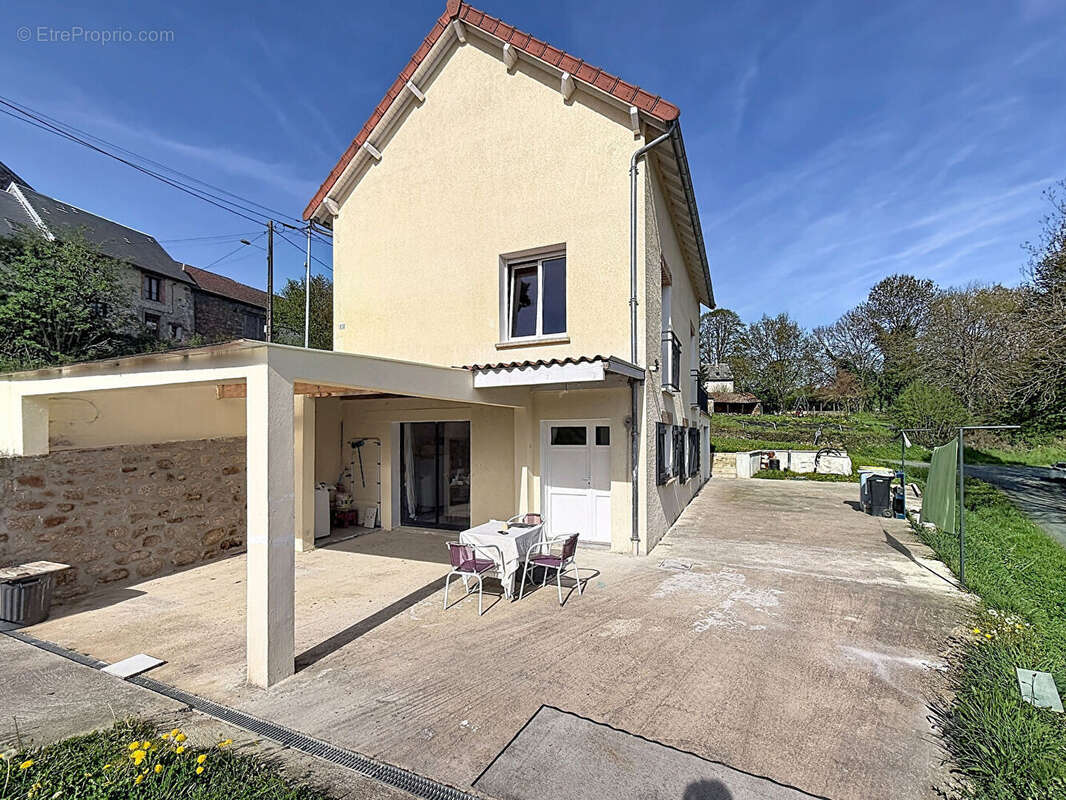 Maison à SAINT-ETIENNE-DE-FURSAC