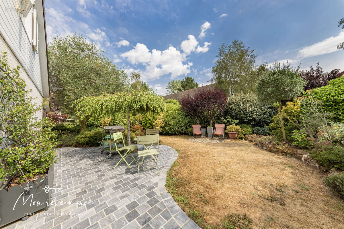 Maison lumineuse, au calme et en parfait état de 173m2, avec jardin, terrasses et parkings - photo 2