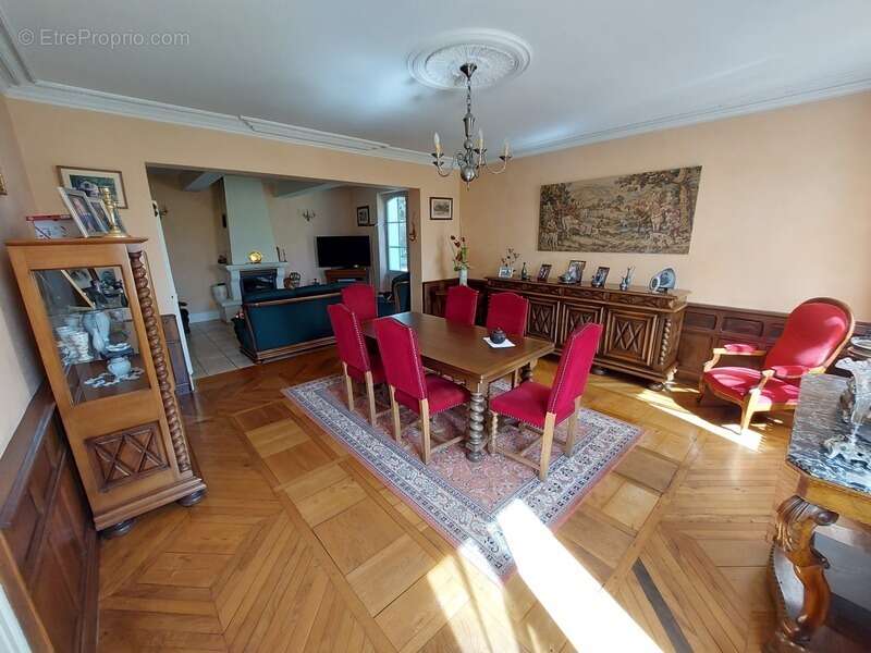 Maison de maitre avec  dependances deux pigeonniers sur parc de 5000m² - photo 3