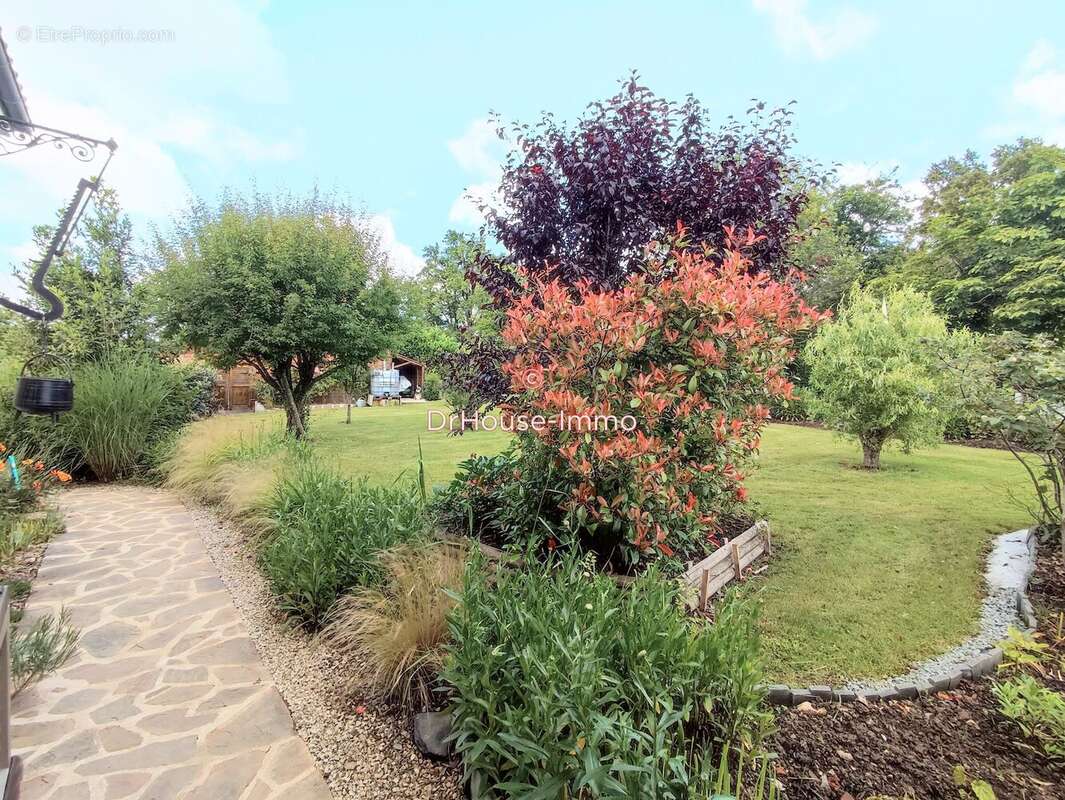 Maison 132 m² à Oradour-Fanais  - photo 9