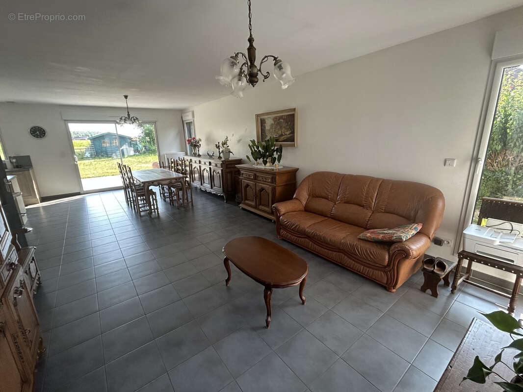 Plain-pied individuel achevé en 2014 développant 110,85m2 et bâti sur 956m2 de parcelle ! - photo 6