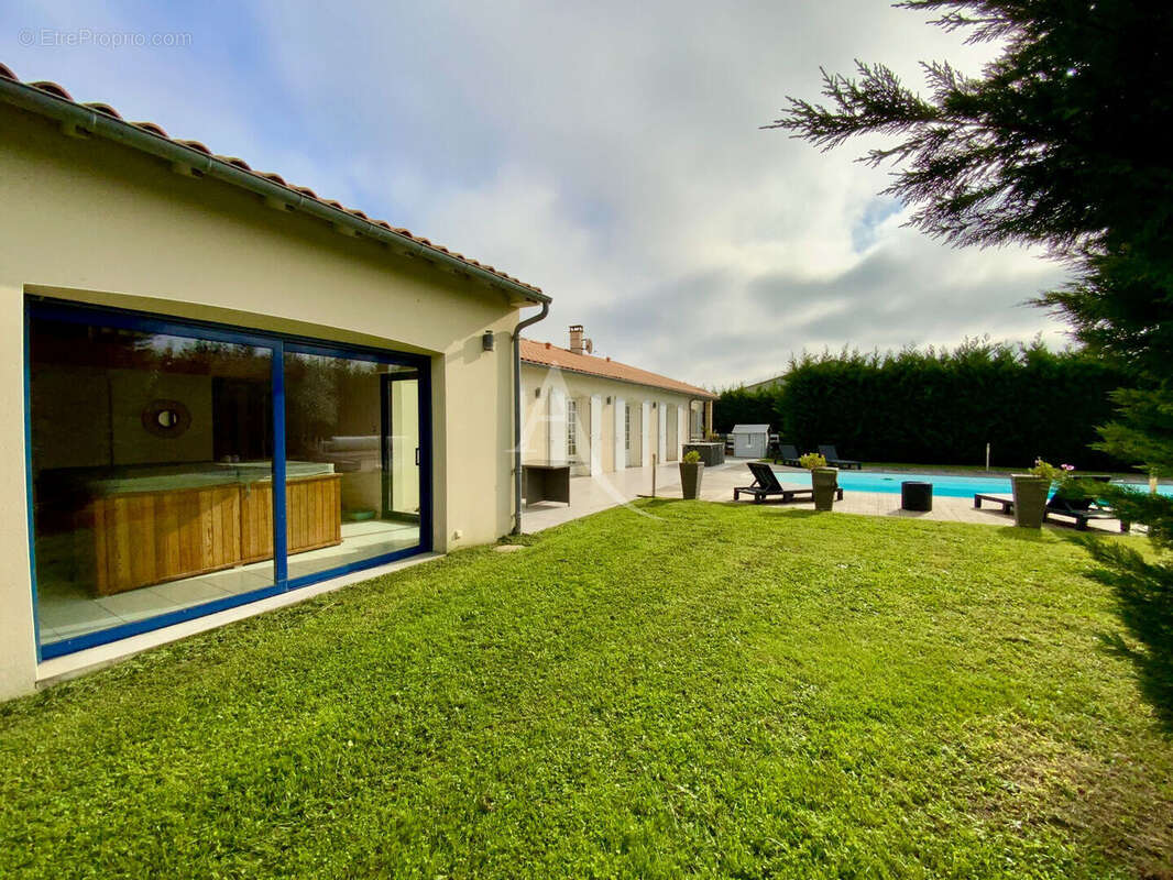 Maison à SAINT-SAVINIEN