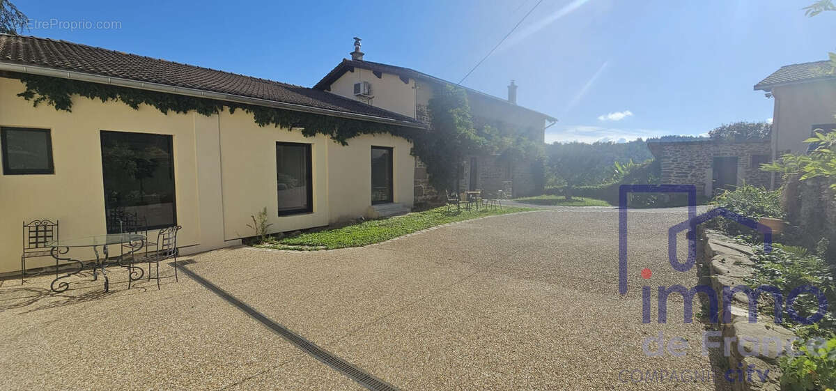 Maison à LA TOUR-EN-JAREZ