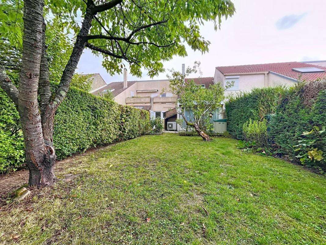 Maison à VOISINS-LE-BRETONNEUX