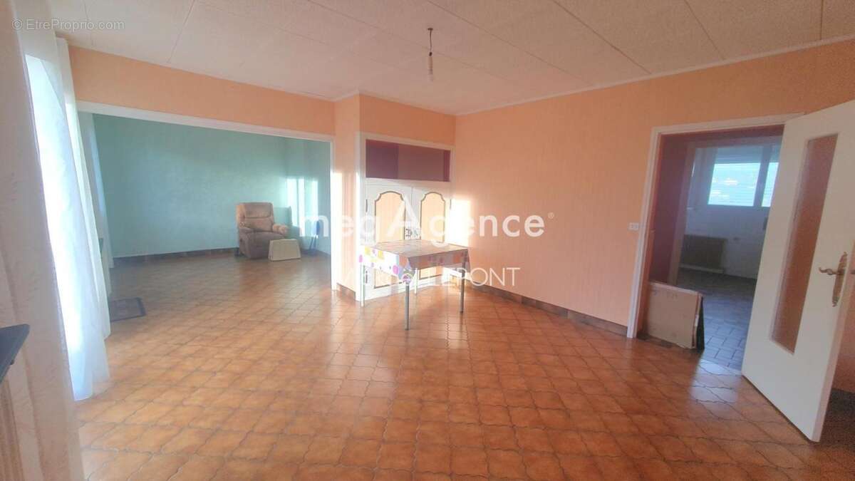 Maison à LE GENEST-SAINT-ISLE