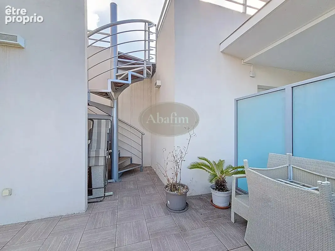 T3 avec terrasse, solarium et vue - photo 16