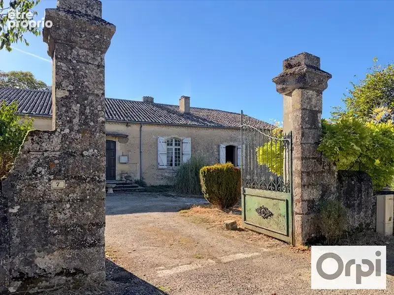 Superbe propriété XIXème de plus de 320 m² habitable à rénover avec ses dépendances et terrain autour - photo 1