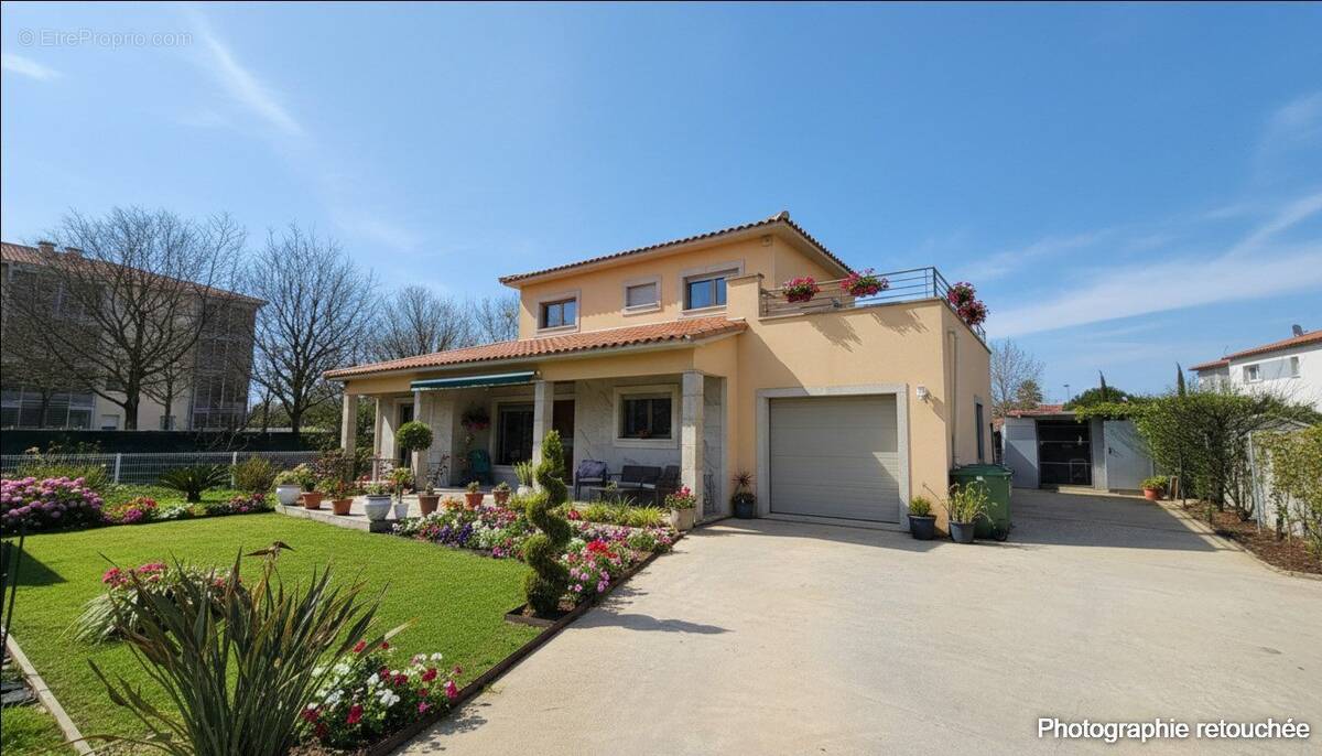 Maison à SAINT-LAURENT-DE-LA-SALANQUE