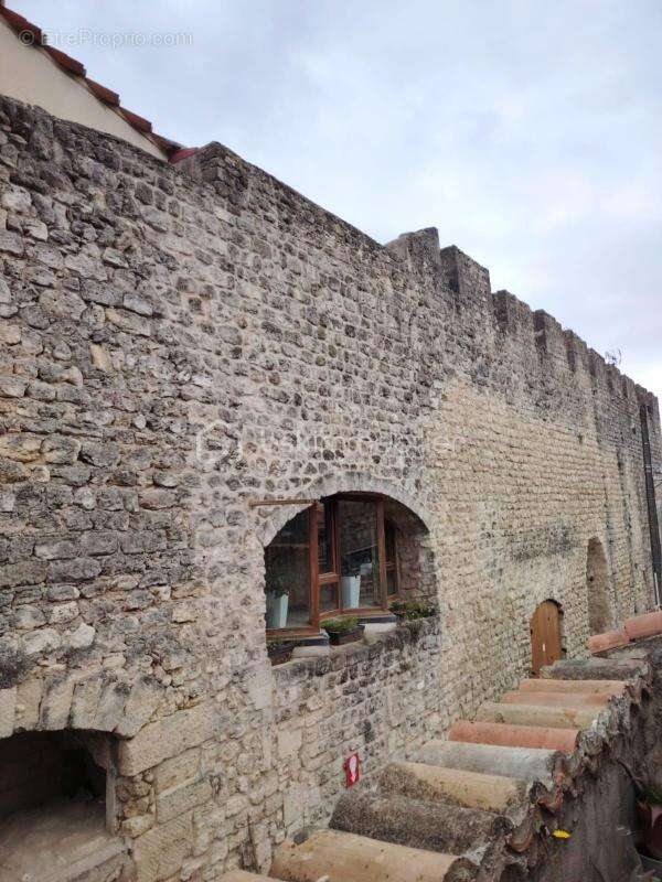 Maison à SAINT-MITRE-LES-REMPARTS