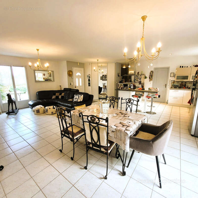 Maison à MONTLIEU-LA-GARDE