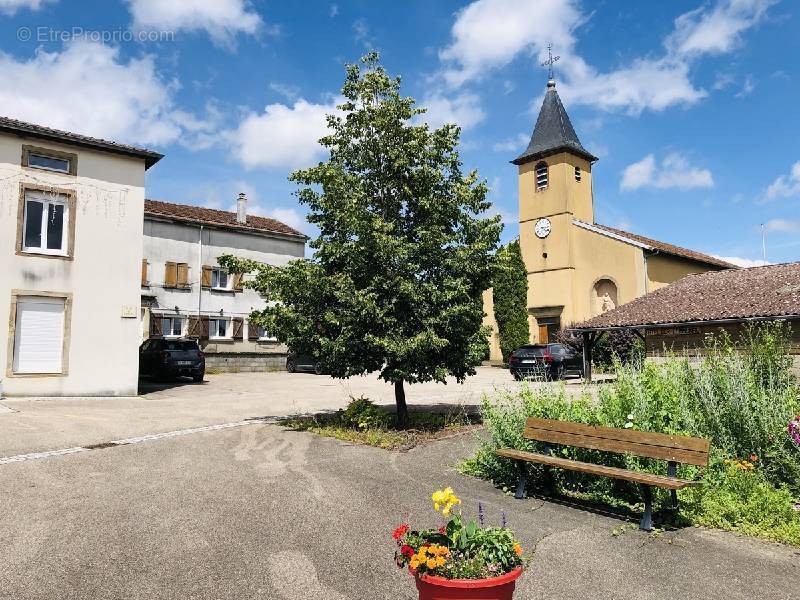 Maison à LA NEUVEVILLE-SOUS-MONTFORT