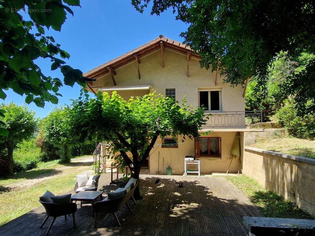 Sur hauteur, proche des commerces du Bugue, Maison d'habitation 4 chambres et terrain de 2077m2 - photo 6