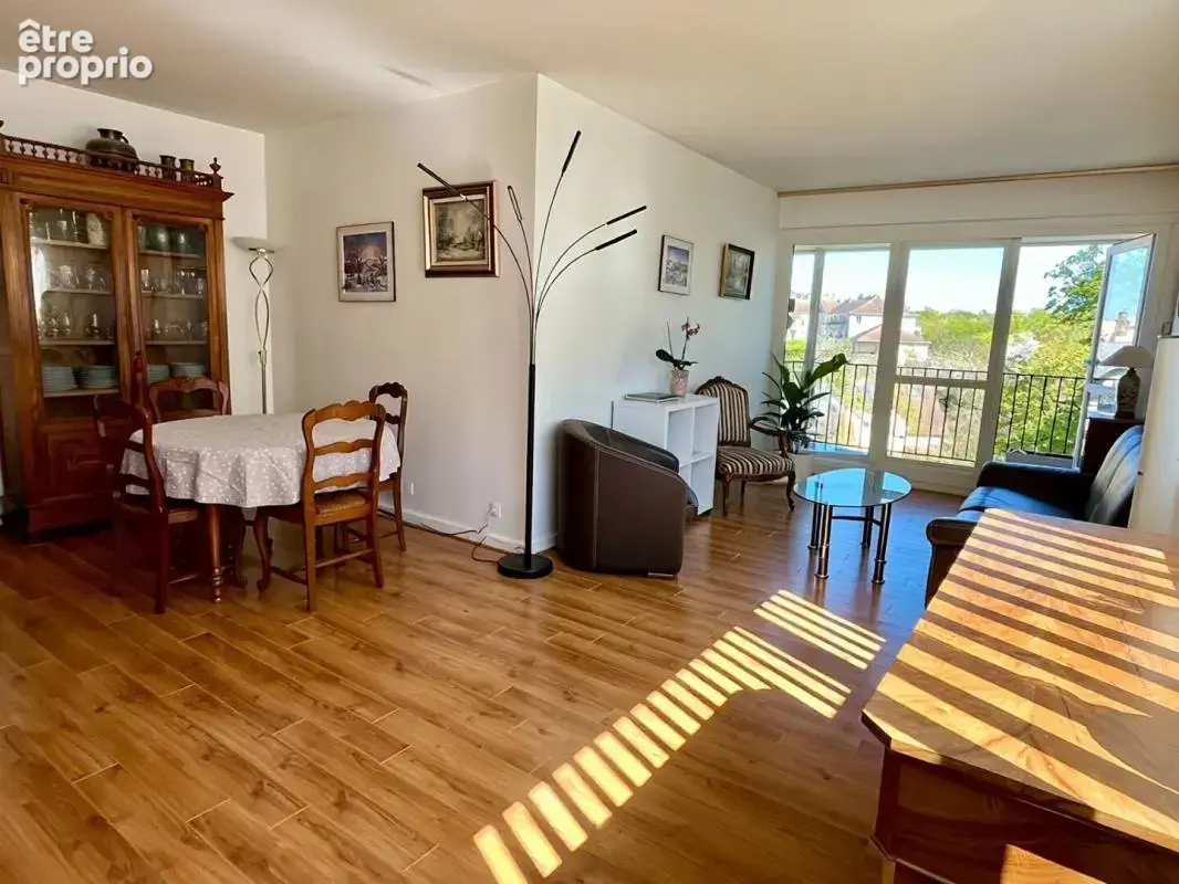 Appartement  de 111m², 3 chambres, balcon, 2 box et une cave - photo 2