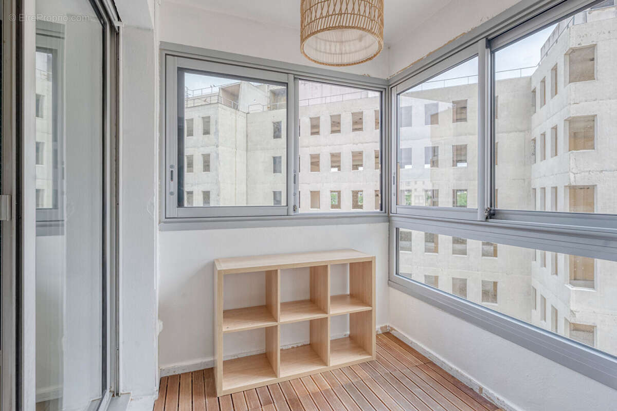 Grand 3 pièces de 72 m²  avec 42 m² de séjour , loggia, cave et Parking inclus ! - photo 9