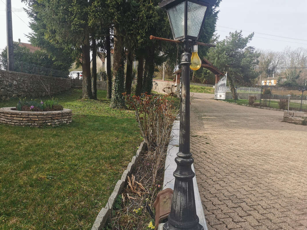 Maison à SAINT-BAUDILLE-DE-LA-TOUR