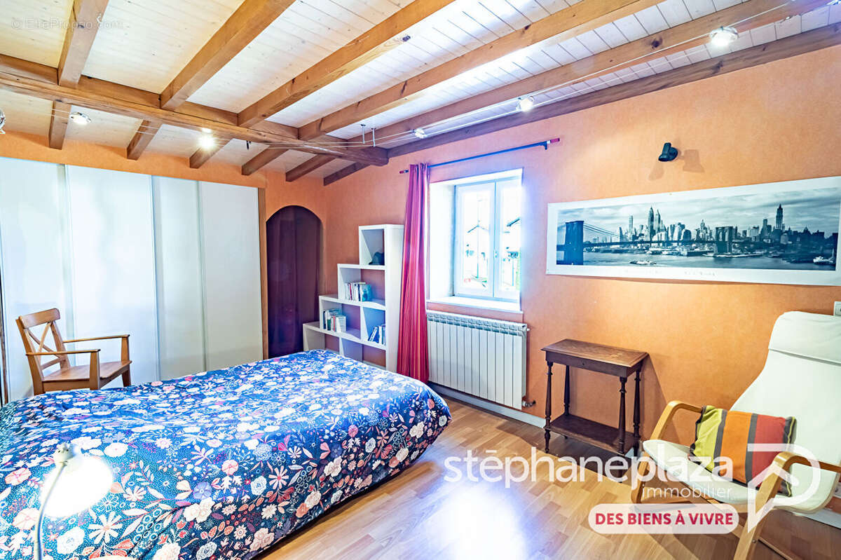 Maison de village avec cachet et charme de 171m², 4 chambres + espace bureau, dépendance, jardin et 2 places de stationnement au - photo 8