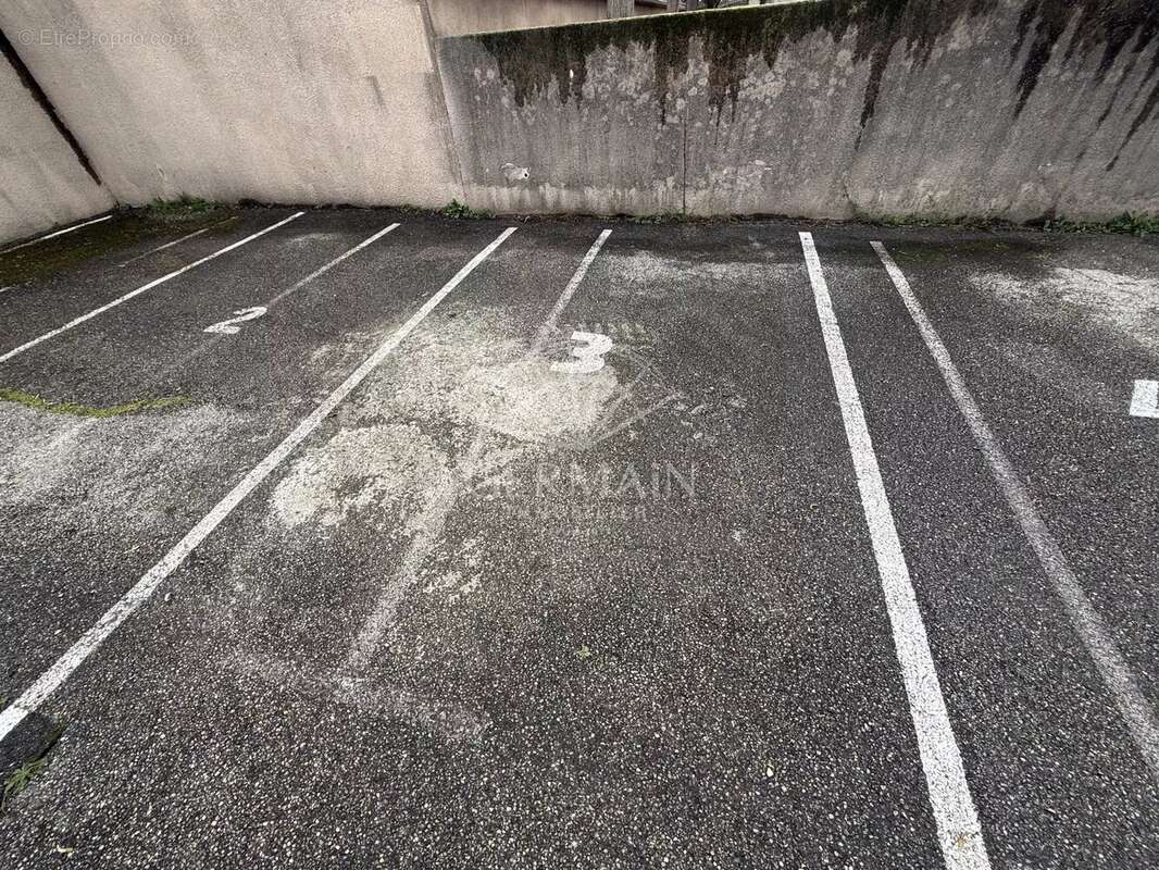 À saisir, L'Isle-sur-la-Sorgue, local professionnel avec 4 places de parking. - photo 2