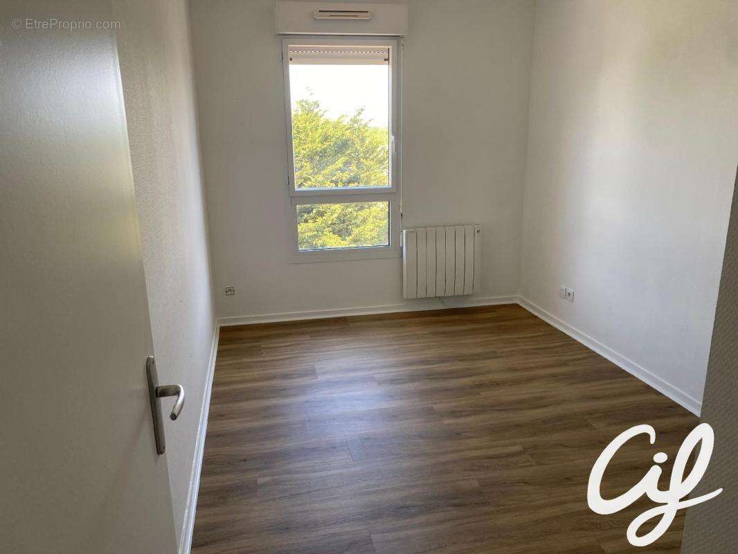 Appartement T3 La Vergne - 64.73 m2  155 000 Euros - photo 3